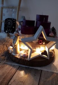 fertiges DIY Adventsgesteck mit Lichterkette